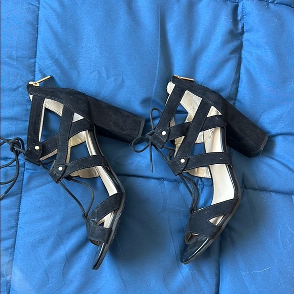 Sophisticated Black Stiletto Heels with Strappy Design - Picture 9 of 12